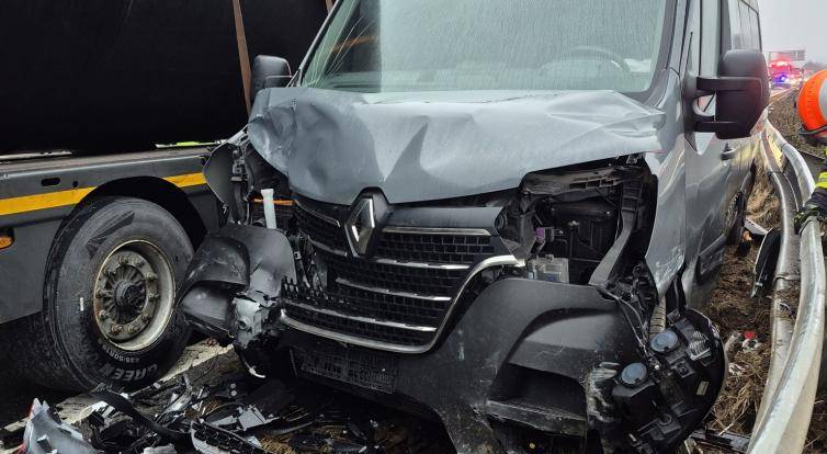 Srážka dodávky s kamionem zkomplikovala provoz na dálnici D1 u Bezměrova