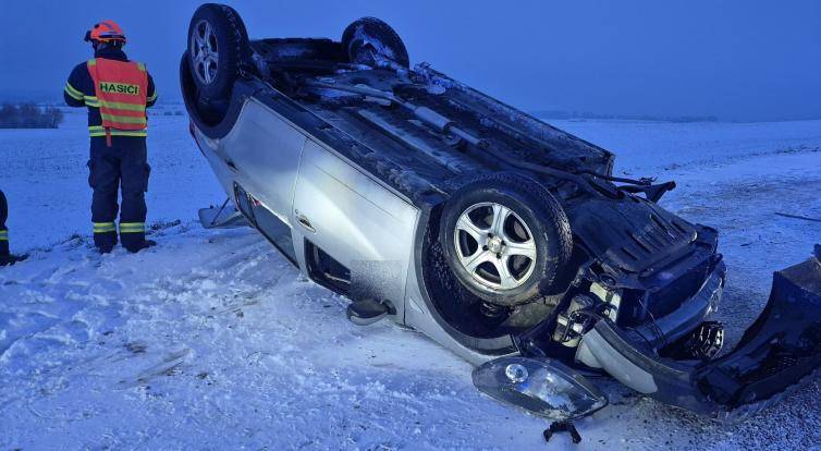U Zlobic blokovalo silnici převrácené auto. Řidič skončil v péči záchranářů