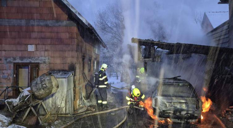 Ranní požár v Zašové napáchal škodu za více než milion korun. Zničena je kůlna s přístřeškem i zaparkované auto