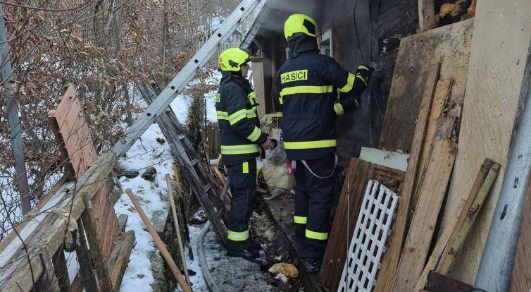Požár dřevěné chaty v Lužné způsobil škodu za půl milionu korun 