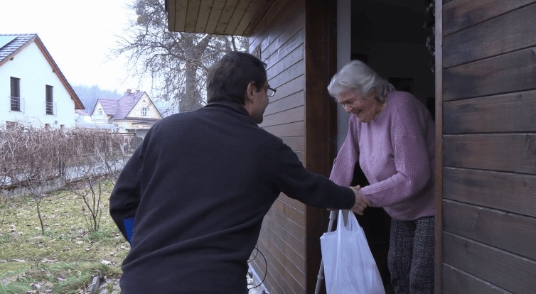 Dobrovolníci a štědří dárci na Vánoce potěšili rožnovské seniory