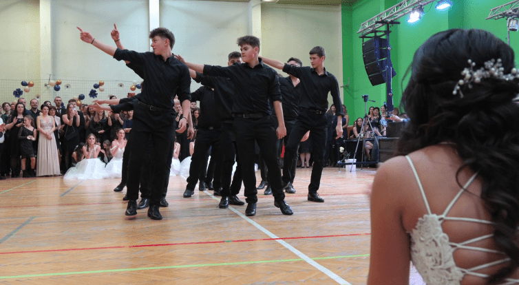 20. výroční školní ples přinesl netradiční předtančení