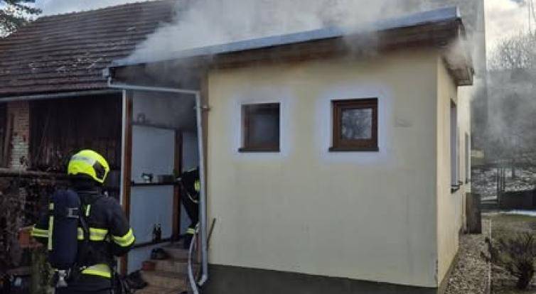 Požár domu ve Valašských Kloboukách: Muž se nadýchal kouře, do akce šly tři jednotky hasičů