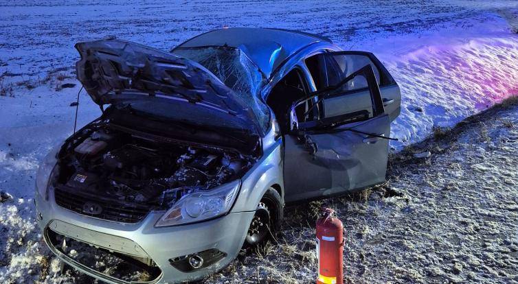 Řidič na Kroměřížsku nezvládl jízdu na zasněžené silnici a skončil s vozidlem v příkopu