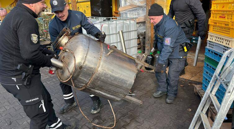 Během čtyřiceti dnů odhalili celníci ve Zlínském kraji už třetí nelegální palírnu