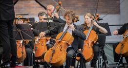 Filharmonie zahrála pod širým nebem slavné melodie rodiny Straussů