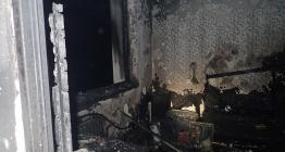 Naříkání, bouchání a volání o pomoc. U požáru bytu v noci zasahovalo šest jednotek hasičů