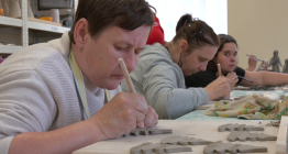 Uživatelé charitního střediska Klíček vyrábějí z keramiky i ze dřeva