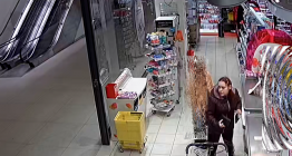 Neznámá žena vzala u pokladny cizí peněženku. Teď ji hledá policie