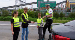 Děti a policisté ve společné dopravní hlídce