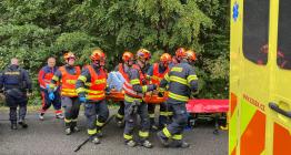 Řidička sjela u Bohuslavic mimo silnici a narazila do stromu. Na místě byli tři zranění