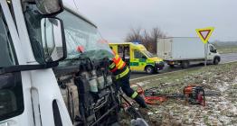 U Zlechova se srazila dvě nákladní auta. Jeden z řidičů zůstal ve voze zaklíněn