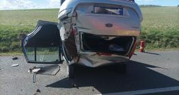Při nehodě u Doubrav se automobil několikrát přetočil přes střechu. Na místě byli tři zranění