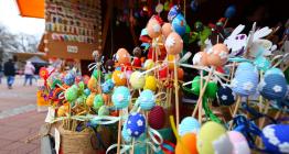 Velikonoční dekorace, rukodělné výrobky i dobroty od místních prodejců. Ve Zlíně odstartoval první ze dvou velikonočních jarmarků