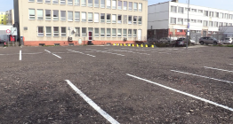 Parkovací místa na náměstí Míru nahradilo provizorní parkoviště