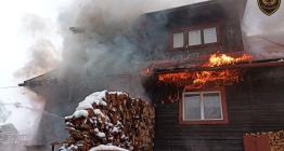 Na okraji Vsetína hořel rodinný dům. Při příjezdu hasičů už byl celý v plamenech