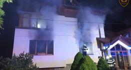 V Leskovci hořel rodinný dům. Obyvatelka skončila v nemocnici, kočky vynesli hasiči oknem