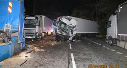 Tah na Slovensko uzavřela nehoda tří nákladních vozidel. Dva lidé se zranili