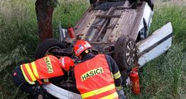 Úterní nehody pohledem hasičů: jedno auto skončilo ve křoví, druhé převrácené na střeše