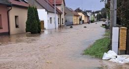 Policisté při povodních pomáhali při evakuaci, odkláněli provoz a pátrali po muži, který spadl do rozvodněného potoka