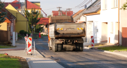 Ulice Školní v Ostrožské Nové Vsi má novou kanalizaci, chodníky i povrch