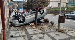 Vážná nehoda v Luhačovicích: řidička skončila s vozidlem na střeše na chodníku, srazila chodkyni