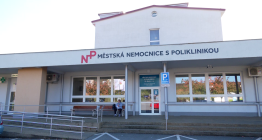 Městská nemocnice s poliklinikou v Brodě opravuje střechu na pavilonu A