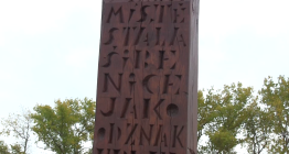 Na místě bývalé šibenice vyrostl obelisk