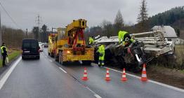 Nákladní automobil skončil v příkopu. Jeho řidič byl namol