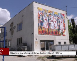Bývalou mlékárnu zdobí velkoformátové plátno