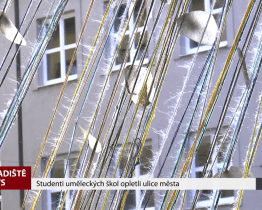 Studenti uměleckých škol opletli ulice města