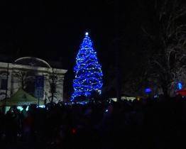 Na Masarykově náměstí v Brodě už svítí vánoční strom