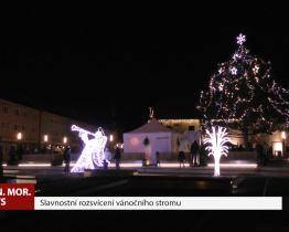 Ve Veselí slavnostně rozsvítili vánoční strom