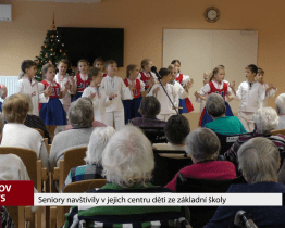 Seniory navštívily v jejich centru děti ze základní školy
