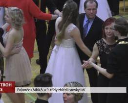 Polonézů žáků 8. a 9. třídy zhlédly stovky lidí 