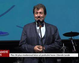 Ples 30 plus moderoval letos už podruhé herec Zdeněk Junák