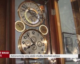 Astronomický orloj zdobí chodbu brodské radnice