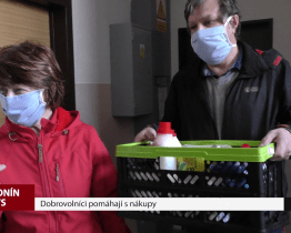 Dobrovolníci pomáhají s nákupy