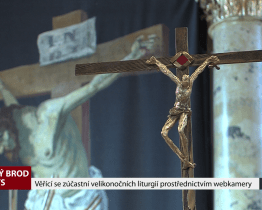 Věřící se zúčastní velikonoční liturgie prostřednictvím webkamery