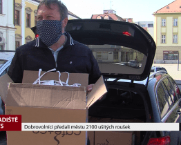 Dobrovolníci předali městu 2100 ušitých roušek
