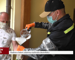 Radnice lidem zdarma rozlévala dezinfekci