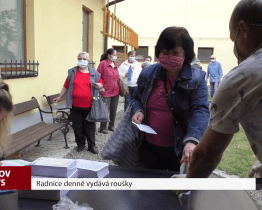 Radnice denně vydává roušky