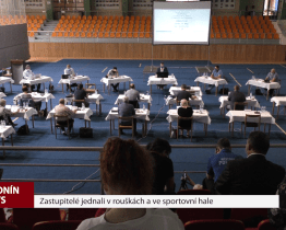 Zastupitelé jednali v rouškách a ve sportovní hale