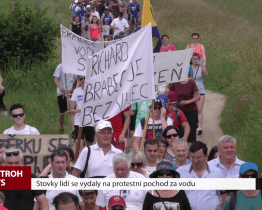 Stovky lidí se vydaly na protestní pochod za vodu