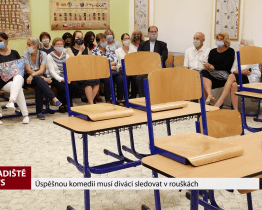 Úspěšnou komedii musí diváci sledovat v rouškách