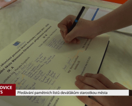 Předávání pamětních listů deváťákům starostkou města