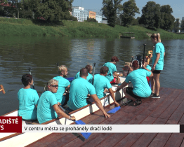 V centru města se proháněly dračí lodě