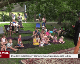 Divadelní odpoledne v zámeckém parku zabavilo celé rodiny