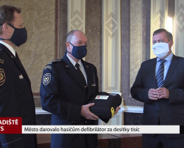 Město darovalo hasičům defibrilátor za desítky tisíc