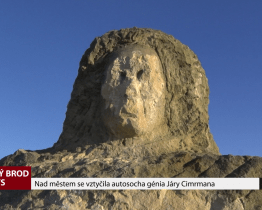 Nad městem se vztyčila autosocha génia Járy Cimrmana
